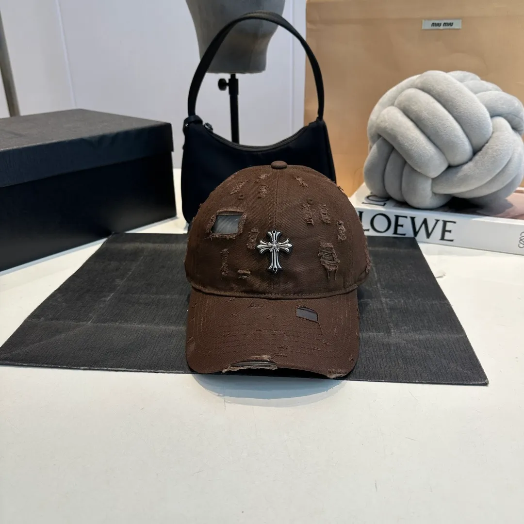 P60 Croxin's new ripped washed cotton baseball cap, a personalized and fashionable style, casual with a cool feel, the same style for men and women! Material: 100% cotton Head circumference: 56-58cm available